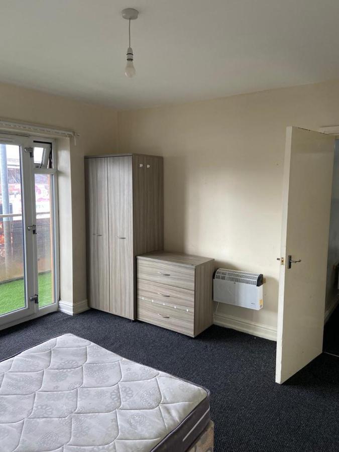 Cosy Living Apartment แคมเบอร์ลีย์ ภายนอก รูปภาพ